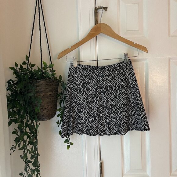 H&M Mini Skirt in Daisy Pattern | Size 2 (fits like a 0) - Picture 1 of 4